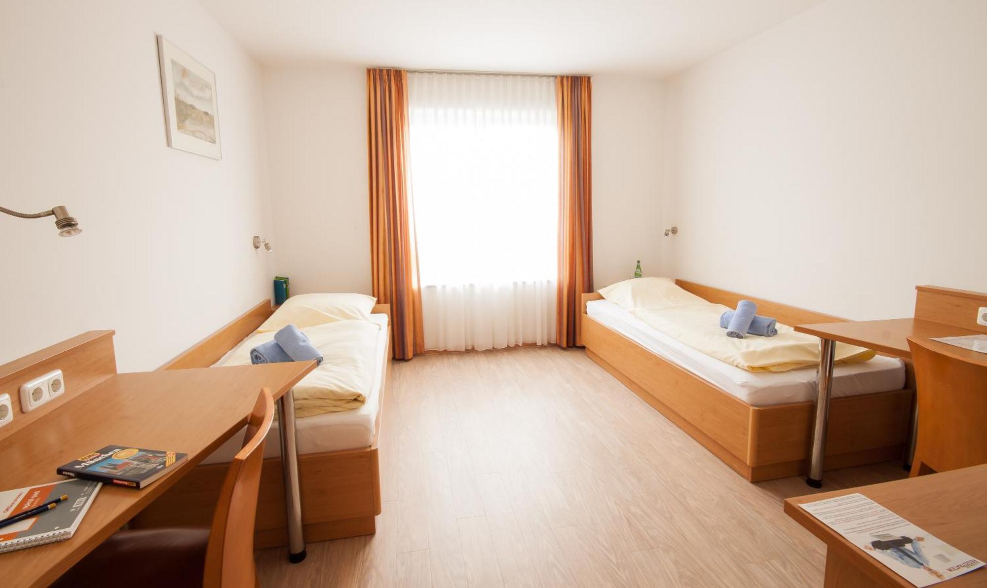 Gastehaus Olympia Reitanlage Munchen-Riem Bed & Breakfast Exterior photo