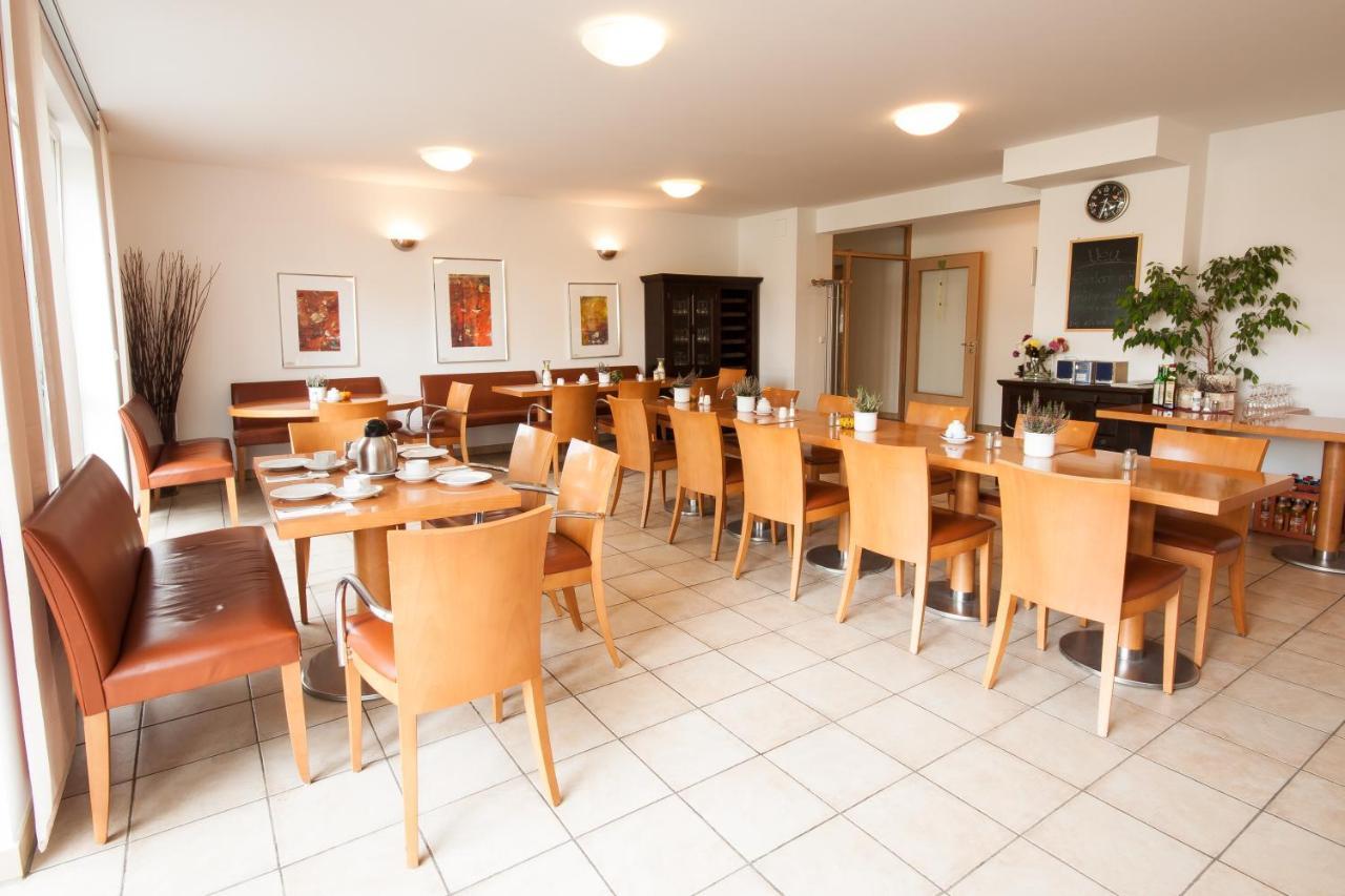 Gastehaus Olympia Reitanlage Munchen-Riem Bed & Breakfast Exterior photo