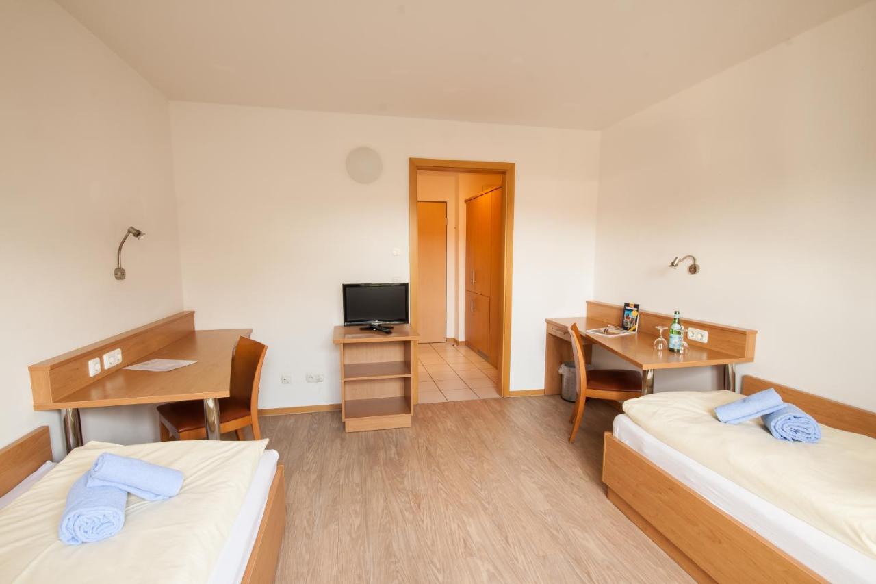 Gastehaus Olympia Reitanlage Munchen-Riem Bed & Breakfast Exterior photo